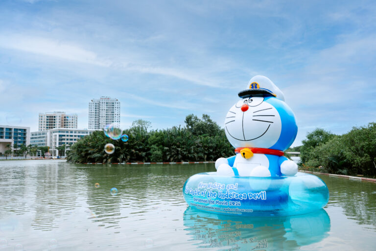 Crescent Lake Bustling with Visitors “Checking In” with Giant Doraemon